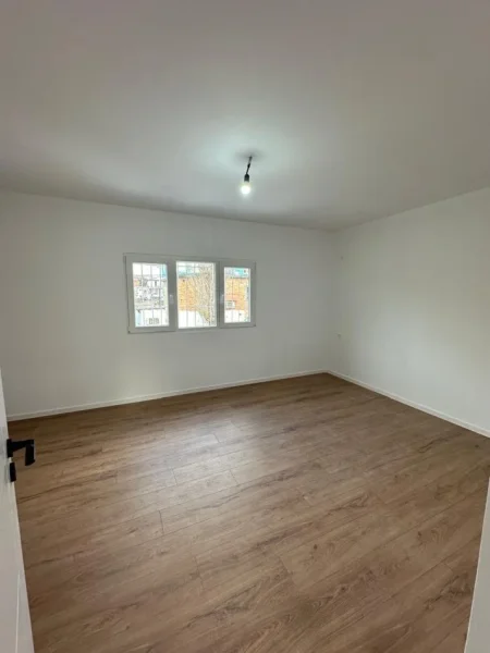 Tirane, shitet apartament 3+1 Kati 2, 240.000 € 