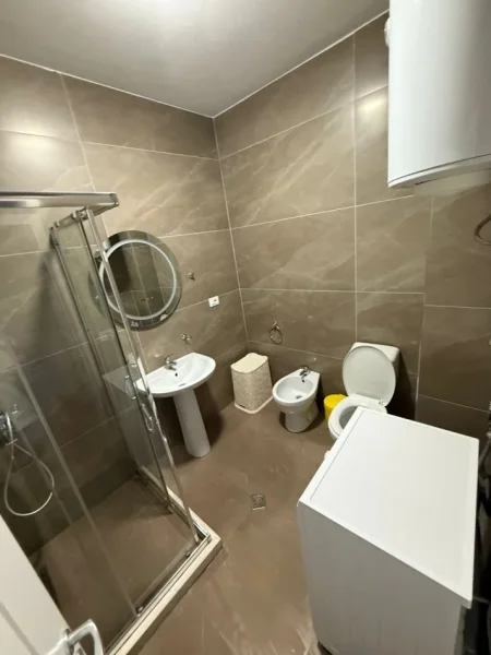 Tirane, jepet me qera apartament 1+1+Ballkon Kati 2, 67 m² 500 € (Kompleksi Mateo, Kopshti Botanik)