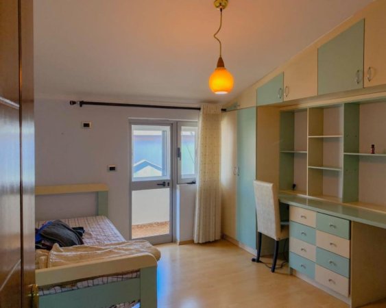 Tirane, jepet me qera apartament 2+1+Ballkon Kati 4, 110 m² 700 € 