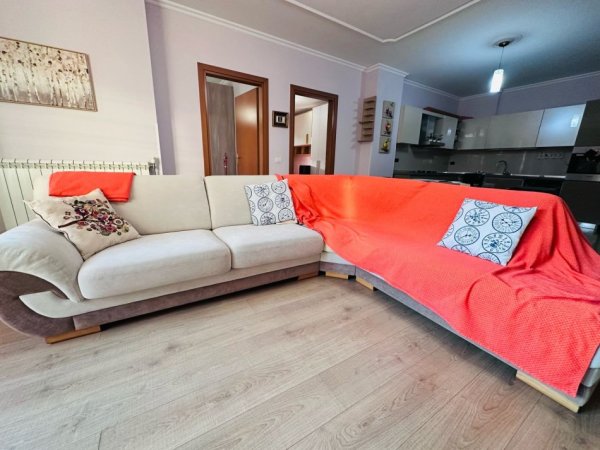 Tirane, jepet me qera apartament 2+1+Ballkon Kati 2, 110 m² 650 € 