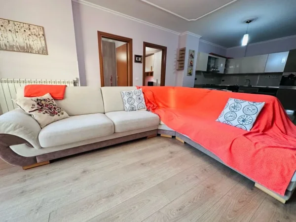 Tirane, jepet me qera apartament 2+1+Ballkon Kati 2, 110 m² 650 € 