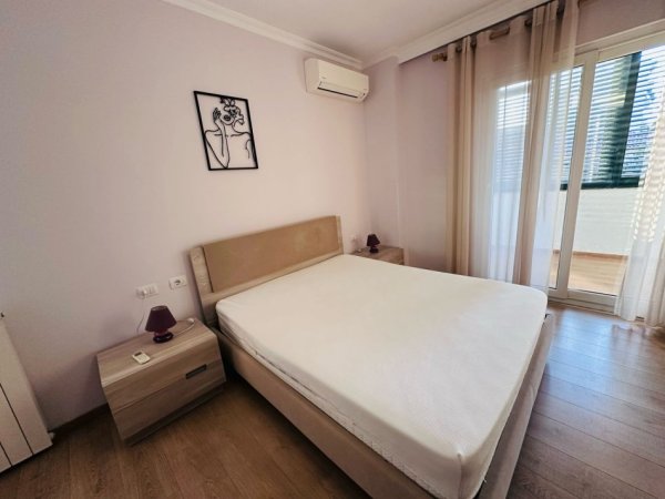 Tirane, jepet me qera apartament 2+1+Ballkon Kati 2, 110 m² 650 € 