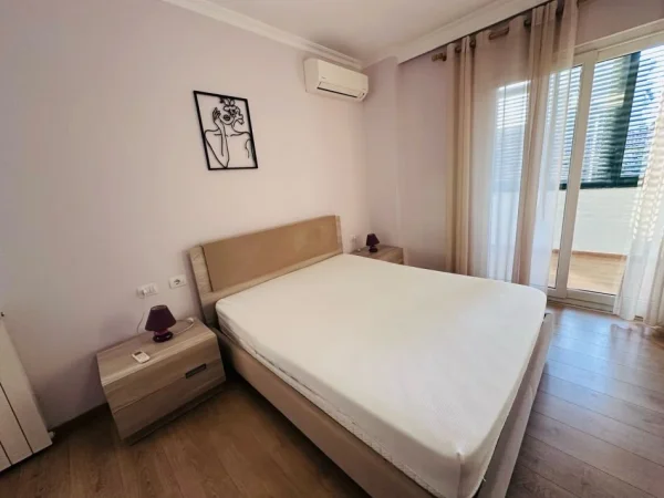 Tirane, jepet me qera apartament 2+1+Ballkon Kati 2, 110 m² 650 € 