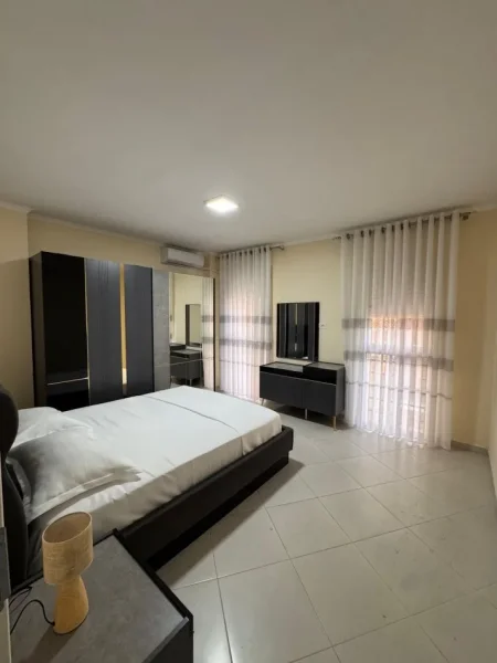 Tirane, jepet me qera apartament 2+1+Ballkon Kati 5, 100 m² 850 € 