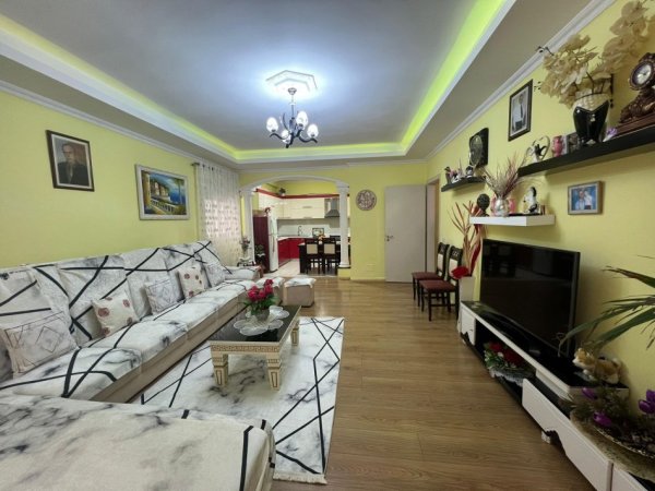 Tirane, shitet apartament 2+1+Ballkon Kati 3, 106 m² 138.000 € (FRESKU)