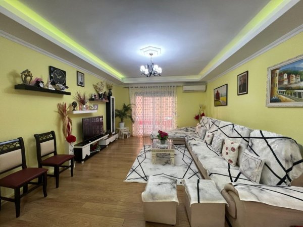 Tirane, shitet apartament 2+1+Ballkon Kati 3, 106 m² 138.000 € (FRESKU)
