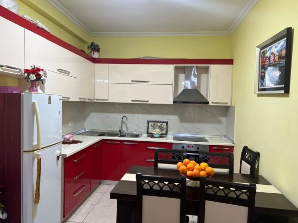 Tirane, shitet apartament 2+1+Ballkon Kati 3, 106 m² 138.000 € (FRESKU)