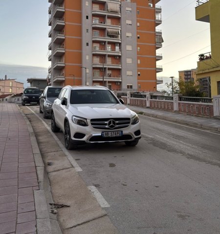 Tirane, shes makine Mercedes Glc 220 4matic Nafte, e bardhë automatik Kondicioner 220 km 21.000 €