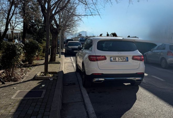 Tirane, shes makine Mercedes Glc 220 4matic Nafte, e bardhë automatik Kondicioner 220 km 21.000 €