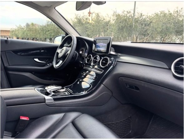Tirane, shes makine Mercedes Glc 220 4matic Nafte, e bardhë automatik Kondicioner 220 km 21.000 €