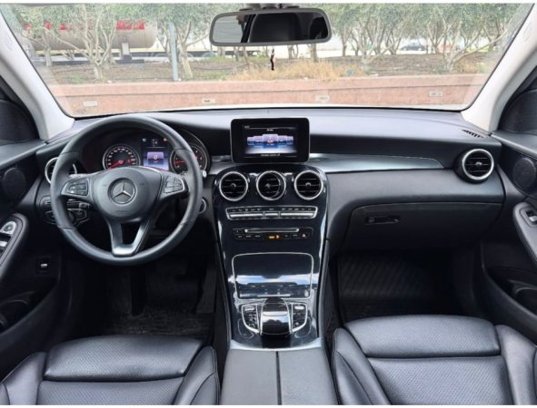 Tirane, shes makine Mercedes Glc 220 4matic Nafte, e bardhë automatik Kondicioner 220 km 21.000 €