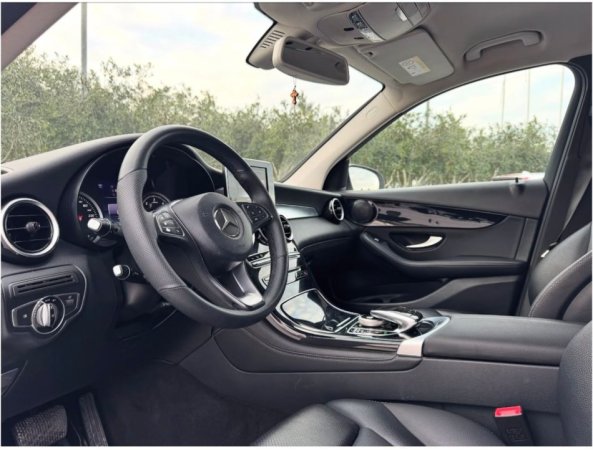 Tirane, shes makine Mercedes Glc 220 4matic Nafte, e bardhë automatik Kondicioner 220 km 21.000 €