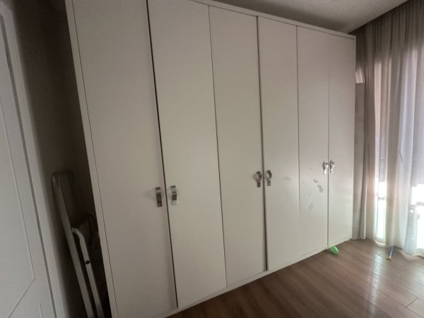 Tirane, shes Shes dollap faqe muri 280 €