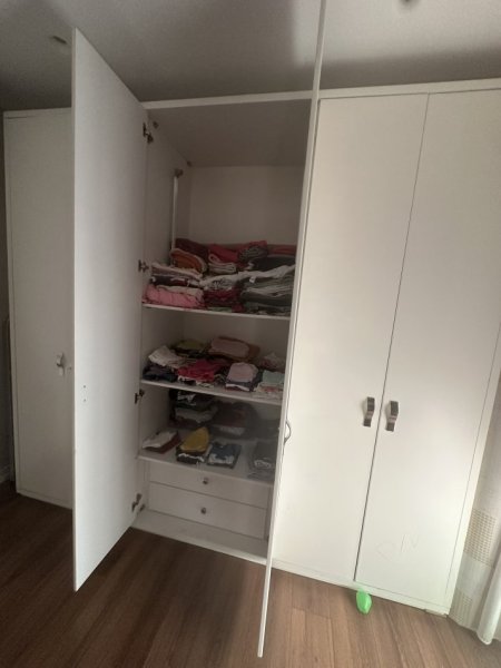 Tirane, shes Shes dollap faqe muri 280 €