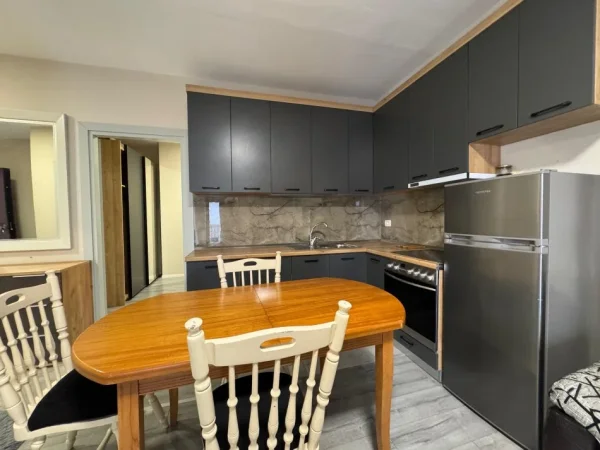 Tirane, jepet me qera apartament 2+1+Ballkon Kati 3, 90 m² 450 € (Astir)