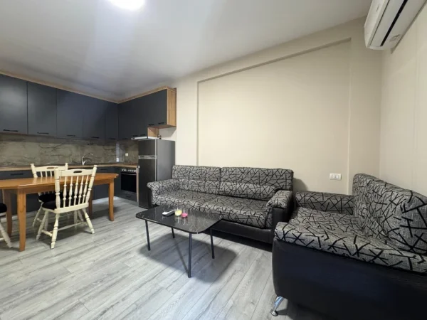 Tirane, jepet me qera apartament 2+1+Ballkon Kati 3, 90 m² 450 € (Astir)