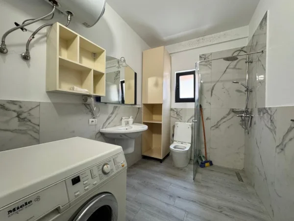 Tirane, jepet me qera apartament 2+1+Ballkon Kati 3, 90 m² 450 € (Astir)