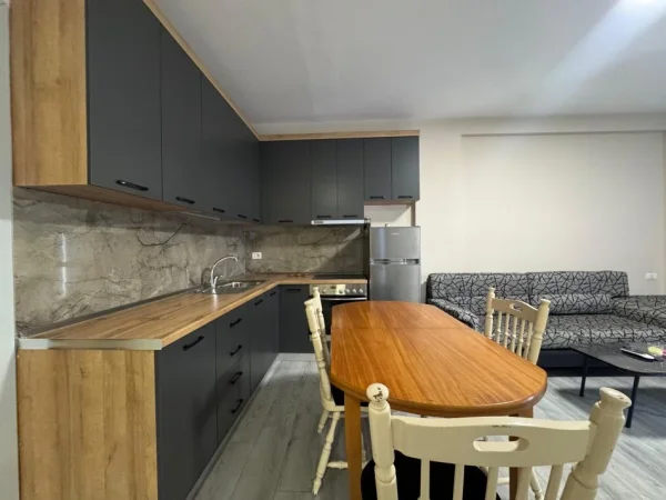 Tirane, jepet me qera apartament 2+1+Ballkon Kati 3, 90 m² 450 € (Astir)