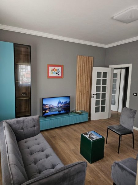Tirane, jepet me qera apartament 1+1 Kati 3, 65 m² 650 € (PAZARI I RI)