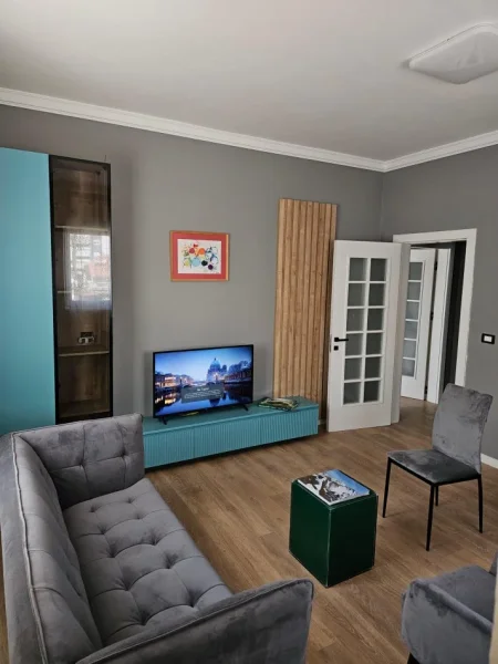 Tirane, jepet me qera apartament 1+1 Kati 3, 65 m² 650 € (PAZARI I RI)