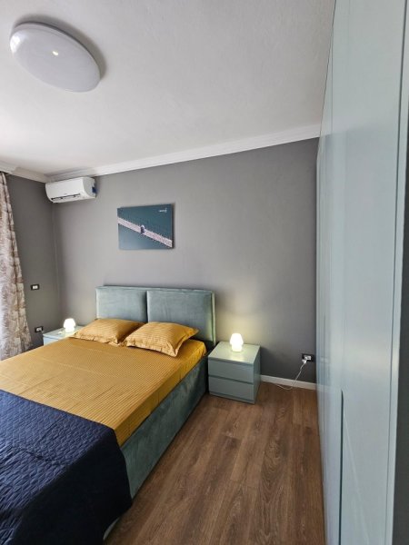 Tirane, jepet me qera apartament 1+1 Kati 3, 65 m² 650 € (PAZARI I RI)