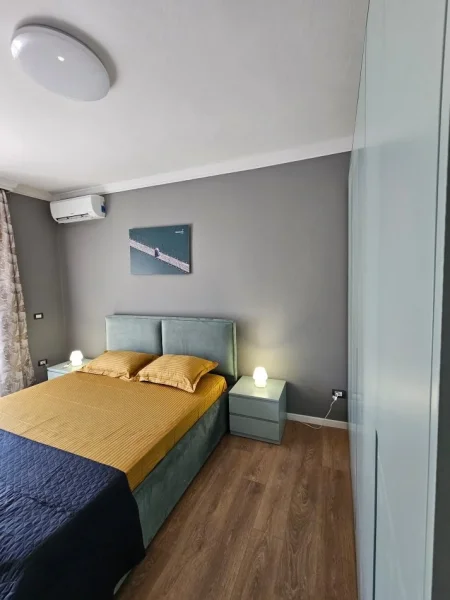 Tirane, jepet me qera apartament 1+1 Kati 3, 65 m² 650 € (PAZARI I RI)
