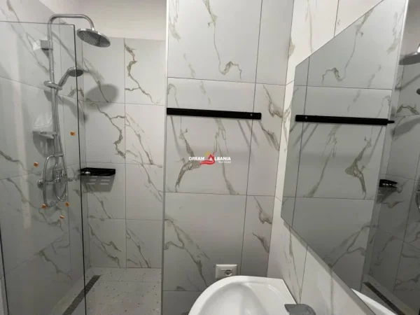 Tirane, jepet me qera apartament 2+1+Ballkon Kati 10, 100 m² 800 € (ne Bulevardin e Ri prane Kompleksit Marga)