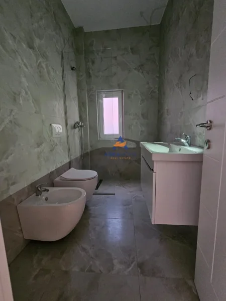 Tirane, shitet apartament 1+1+Ballkon Kati 5, 49 m² 137.000 € (TE RRUGA E KAVAJES)