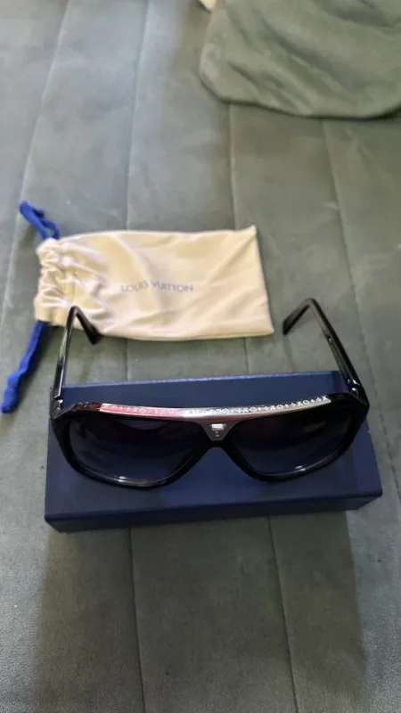 Tirane, shes SHITEN SYZE ORIGJINALE LOUIS VUITTON BLACK AND SILVER LIMITED EDITION SHUM TE VECANTA