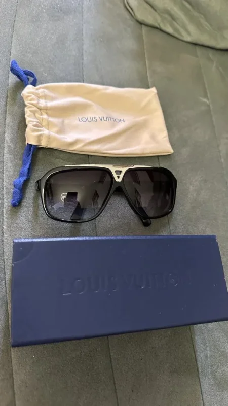 Tirane, shes SHITEN SYZE ORIGJINALE LOUIS VUITTON BLACK AND SILVER LIMITED EDITION SHUM TE VECANTA