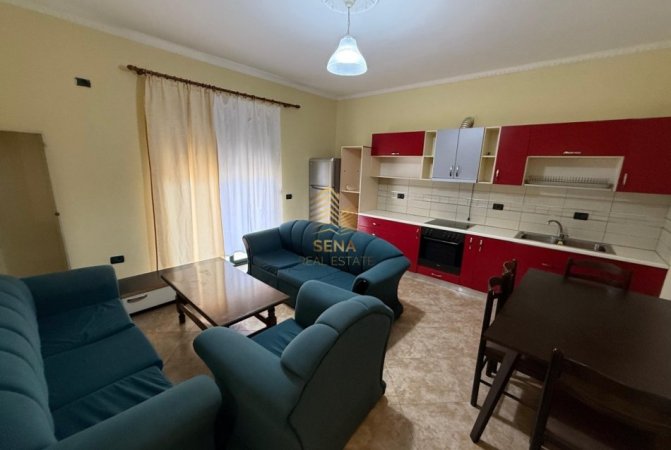 Tirane, jepet me qera apartament 2+1+Ballkon Kati 2, 100 m² 450 € (Prane Shkolles se Bashkuar)