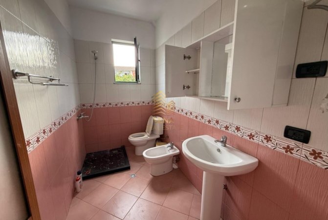 Tirane, jepet me qera apartament 2+1+Ballkon Kati 2, 100 m² 450 € (Prane Shkolles se Bashkuar)