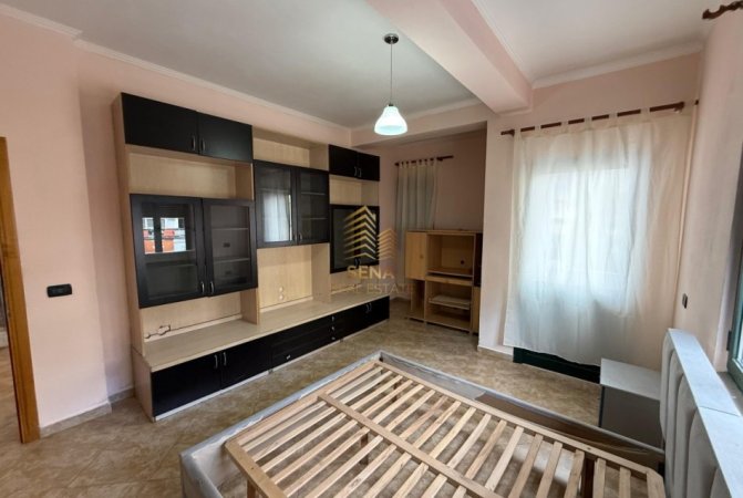 Tirane, jepet me qera apartament 2+1+Ballkon Kati 2, 100 m² 450 € (Prane Shkolles se Bashkuar)