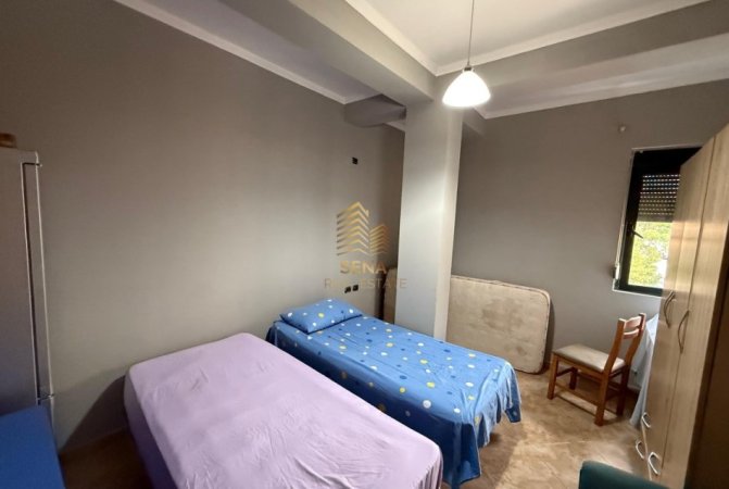 Tirane, jepet me qera apartament 2+1+Ballkon Kati 2, 100 m² 450 € (Prane Shkolles se Bashkuar)