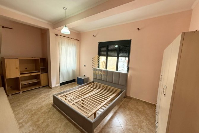 Tirane, jepet me qera apartament 2+1+Ballkon Kati 2, 100 m² 450 € (Prane Shkolles se Bashkuar)
