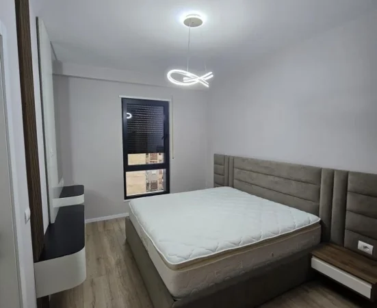 Tirane, jepet me qera apartament 2+1 Kati 5, 110 m² 1.000 € (XHAMLLIK)
