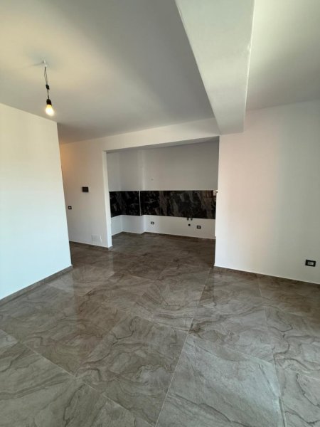 Tirane, jepet me qera ambjent biznesi Kati 6, 115 m² 900 € (Myslym Shyri)