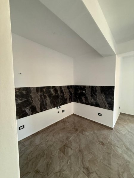 Tirane, jepet me qera ambjent biznesi Kati 6, 115 m² 900 € (Myslym Shyri)