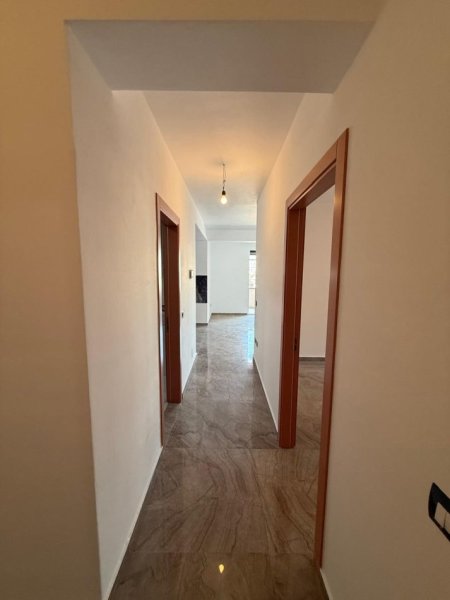 Tirane, jepet me qera ambjent biznesi Kati 6, 115 m² 900 € (Myslym Shyri)