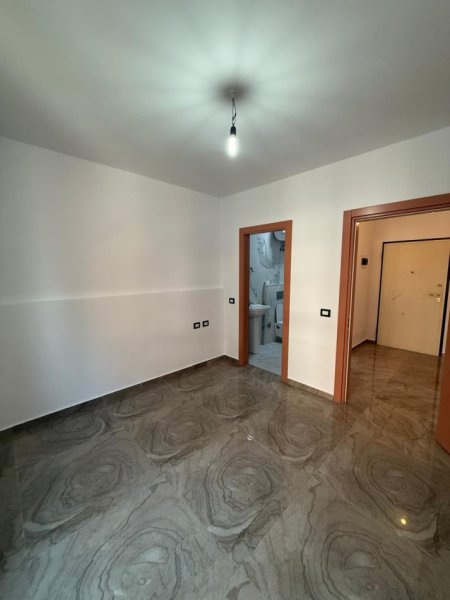 Tirane, jepet me qera ambjent biznesi Kati 6, 115 m² 900 € (Myslym Shyri)