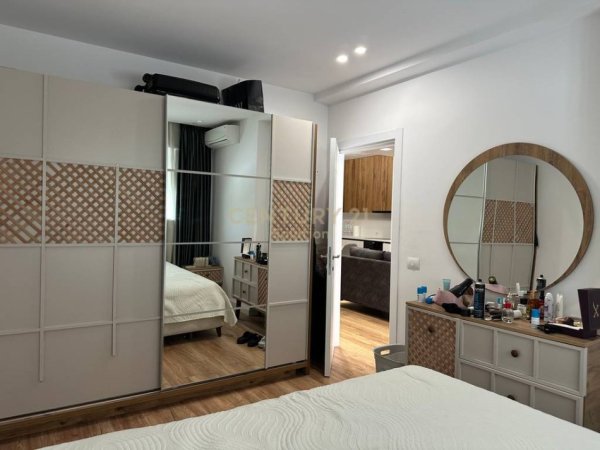 Tirane, shitet apartament 1+1 Kati 3, 80 m² 180.000 € (Kopeshti Botanik Zologjik, prane Pizzeria Pavarotti)