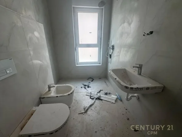 Tirane, shes apartament 1+1 Kati 5, 61 m² 90.000 € (ali demi)