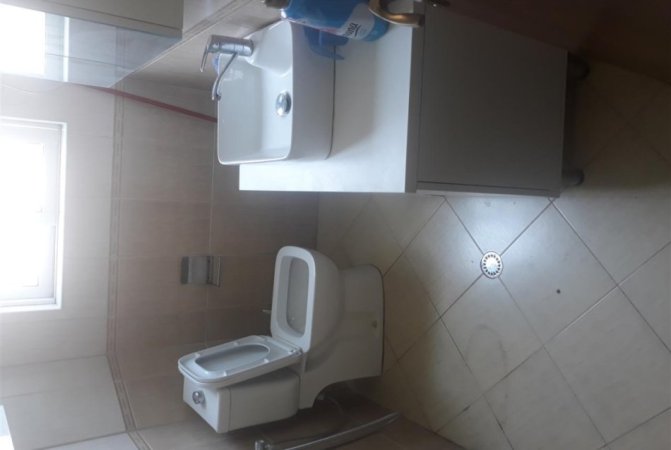 Tirane, jepet me qera apartament 2+1+Ballkon Kati 5, 85 m² 500 € (BRRYL)
