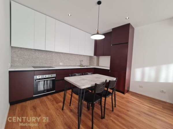 Tirane, jepet me qera apartament 2+1 Kati 2, 106 m² 750 € (Astir)