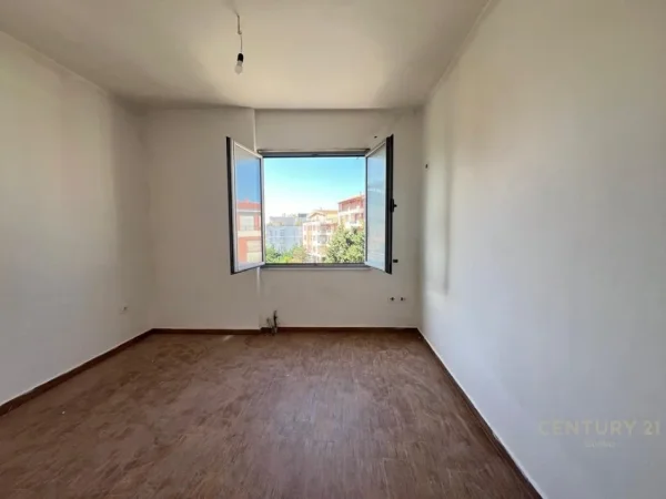 Tirane, shes apartament 3+1 Kati 4, 119 m² (fresku)