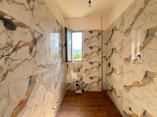 Tirane, shes apartament 3+1 Kati 4, 119 m² (fresku)