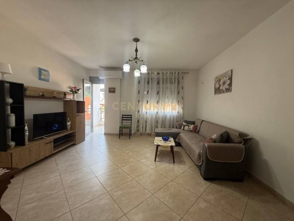 Tirane, jepet me qera apartament 1+1 Kati 4, 80 m² 500 € (Rrugen Peti)