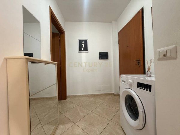 Tirane, jepet me qera apartament 1+1 Kati 4, 80 m² 500 € (Rrugen Peti)