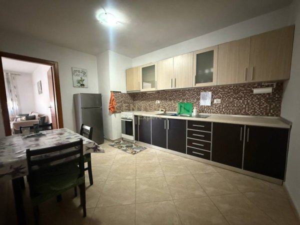 Tirane, jepet me qera apartament 1+1 Kati 4, 80 m² 500 € (Rrugen Peti)