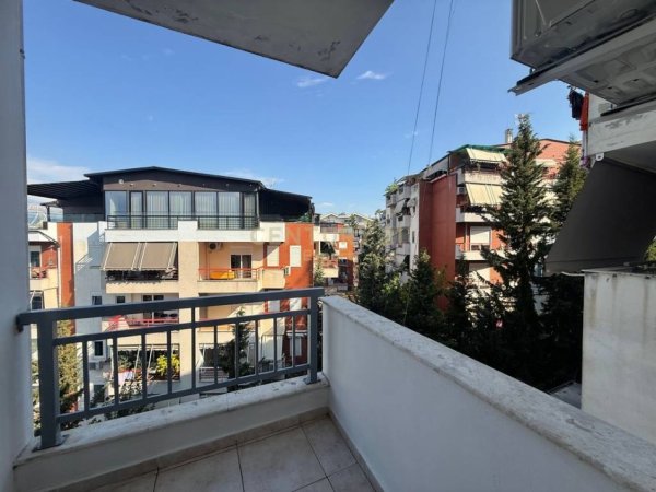 Tirane, jepet me qera apartament 1+1 Kati 4, 80 m² 500 € (Rrugen Peti)